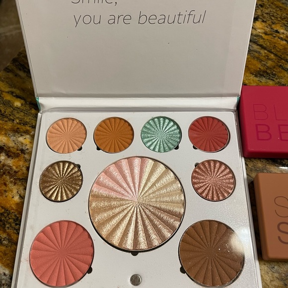 Eyeshadow Bundle. - Picture 2 of 7